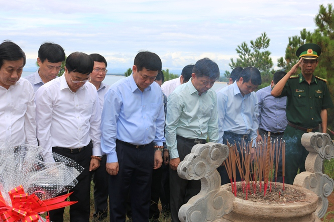  Phó Thủ tướng Vương Đình Huệ cùng đoàn dành một phút mặc niệm tưởng nhớ công ơn Đại tướng Võ Nguyên Giáp