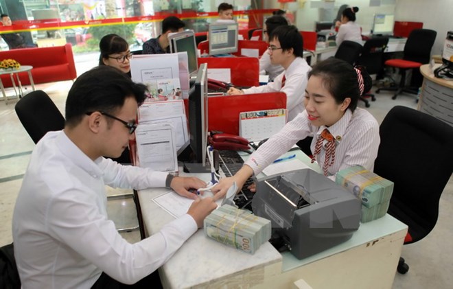 Khách hàng giao dịch tại Ngân hàng thương mại cổ phần Phát triển Nhà Thành phố Hồ Chí Minh (HDBank). (Ảnh: Trần Việt/TTXVN)