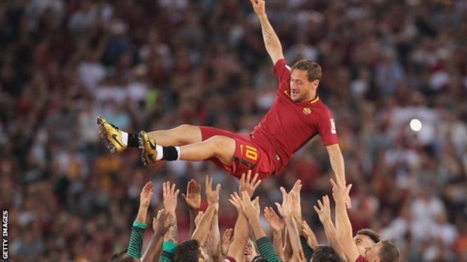  Các cầu thủ AS Roma công kênh Totti trong trận đấu cuối hôm 28-5. Ảnh: GETTY IMAGES