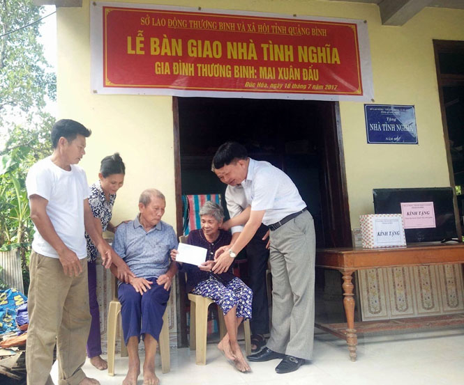  Đại diện Sở Lao động- Thương binh và Xã hội tặng quà trong dịp trao nhà tình nghĩa cho thương, bệnh binh.