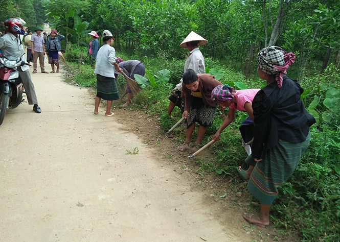 Phụ nữ xã Trọng Hóa tích cực làm vệ sinh môi trường.