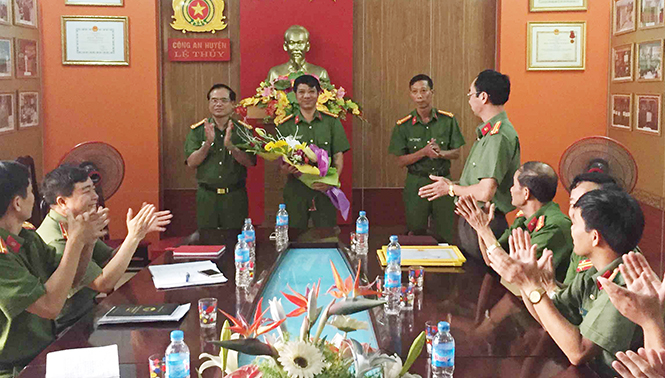 Lãnh đạo Công an tỉnh tặng hoa chúc mừng Công an huyện Lệ Thủy khám phá nhanh vụ án cướp giật tài sản trên địa bàn.