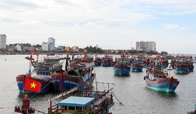 Trong đội hình vươn khơi, tàu của ngư dân Quang Phú góp phần phục hồi kinh tế cho xã, chung tay bảo vệ chủ quyền biển đảo.