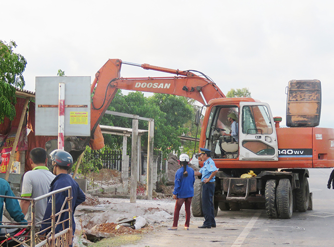 Lực lượng Thanh tra Sở GT-VT cùng với Tổ liên ngành đang tập trung kiểm tra, xử lý vi phạm hành chính về kết cấu hạ tầng giao thông đường bộ.