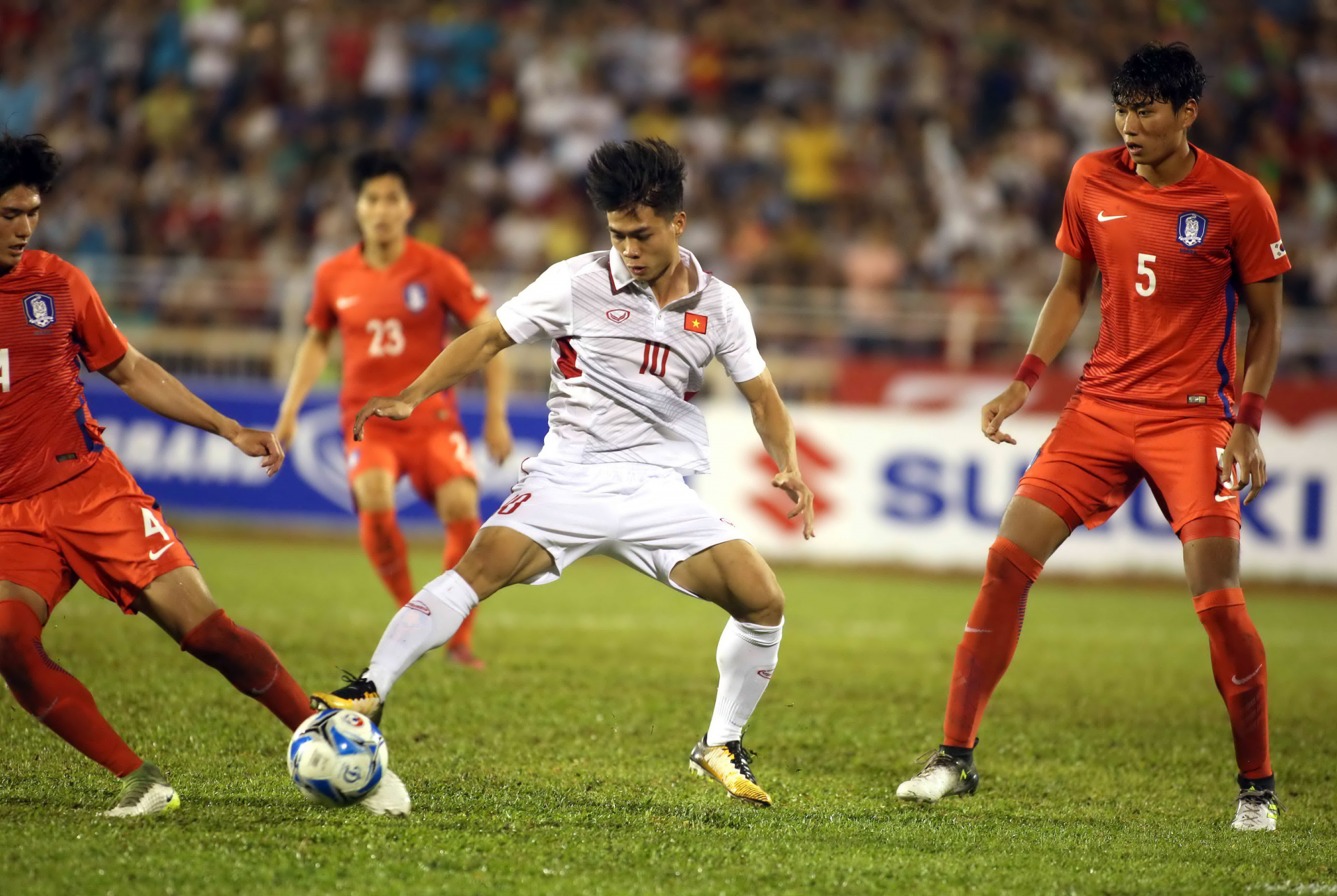  Công Phượng (10) - cầu thủ chơi nổi bật nhất trong đội hình U-22 VN Ảnh: NGUYÊN KHÔI