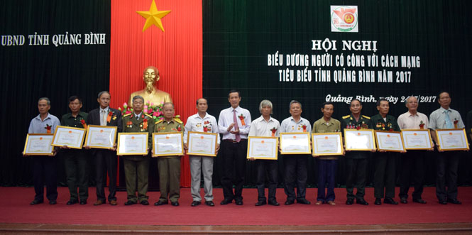  Đồng chí Trần Công Thuật, Phó Bí thư Thường trực Tỉnh ủy, Trưởng Đoàn Đại biểu Quốc hội tỉnh trao Bằng khen cho người có công tiêu biểu.