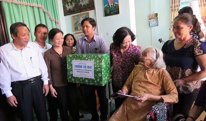 Lãnh đạo Đảng, Nhà nước luôn quan tâm, chăm sóc chu đáo người có công với cách mạng. (trong ảnh: đồng chí Trương Thị Mai, Uỷ viên Bộ Chính trị, Bí thư Trung ương Đảng, Trưởng ban Dân vận Trung ương cùng đồng chí Hoàng Đăng Quang, Uỷ viên Trung ương Đảng, Bí thư Tỉnh uỷ, Chủ tịch HĐND tỉnh đã đến thăm và tặng quà Mẹ Việt Nam anh hùng Phạm Thị Đít, phường Đồng Phú, TP. Đồng Hới).