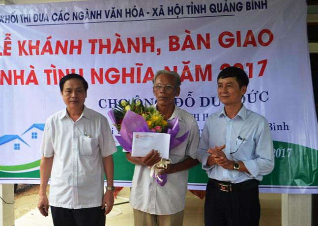 Đại diện Khối thi đua các ngành Văn hóa – Xã hội trao số tiền đóng góp cho gia đình ông Đỗ Duy Đức