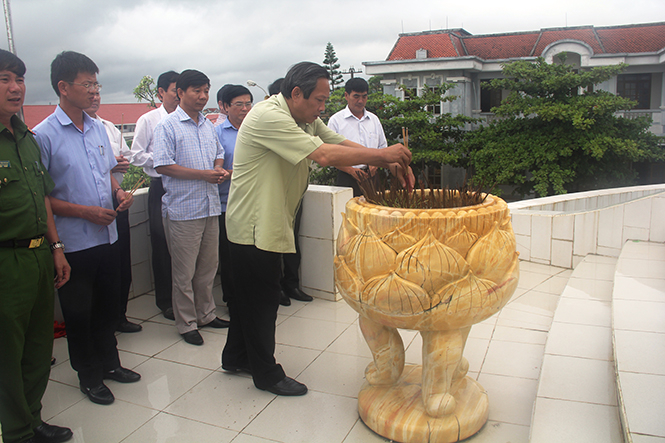 Đồng chí Hoàng Đăng Quang, Ủy viên Ban Chấp hành Trung ương Đảng, Bí thư Tỉnh ủy, Chủ tịch HĐND tỉnh thắp hương, tưởng niệm tại đài liệt sỹ xã Hải Trạch.