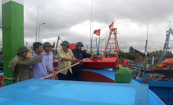 Đồng chí Hoàng Đăng Quang, Ủy viên Ban Chấp hành Trung ương Đảng, Bí thư Tỉnh ủy, Chủ tịch HĐND tỉnh kiểm tra công tác phòng chống lụt bão và kêu gọi tàu thuyền tại khu neo đậu tránh trú bão tàu cá Cửa Gianh, huyện Bố Trạch. 