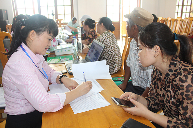  Hàng nghìn hộ vay vốn ở NHCSXH tỉnh được cung cấp dịch vụ ngân hàng qua điện thoại di động.