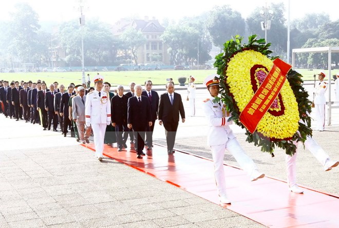 Đoàn Lãnh đạo Đảng, Nhà nước đặt vòng hoa và vào Lăng viếng Chủ tịch Hồ Chí Minh. (Ảnh: An Đăng/TTXVN)