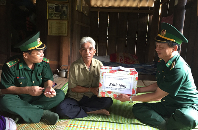  Lãnh đạo Bộ chỉ huy BĐBP tỉnh thăm, tặng quà gia đình chính sách trên địa bàn biên giới. ảnh Đức Trí