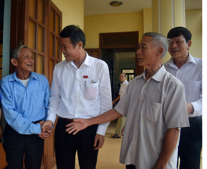 Đồng chí Trần Công Thuật, Phó Bí thư Thường trực Tỉnh ủy, Trưởng đoàn đại biểu Quốc hội tiếp xúc với cử tri TP. Đồng Hới.