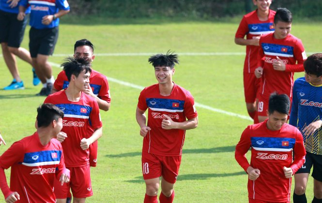 Công Phượng (giữa) và đồng đội có thêm cữ dượt bổ ích trước các ngôi sai Hàn Quốc. Ảnh: N.KHÁNH