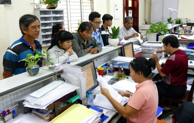  Thí sinh, phụ huynh đến nhận giấy báo trúng tuyển tại Trường ĐH Khoa học xã hội và nhân văn (ĐH Quốc gia TP.HCM) ngày 1-8 - Ảnh: NHƯ HÙNG