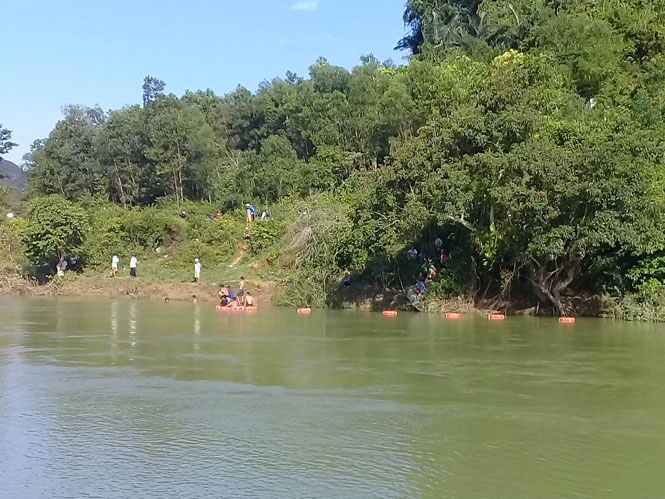 Sau hai ngày mất tích, thi thể của em Tuyên và em Ninh đã được lực lượng tìm kiếm phát hiện tại vực Môồng Ca