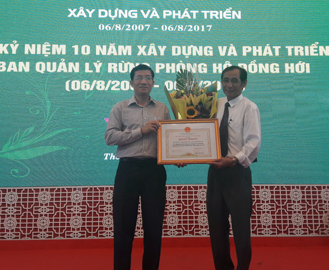 Đại diện lãnh đạo UBND TP. Đồng Hới trao Bằng khen của UBND tỉnh cho Ban quản lý rừng phòng hộ Đồng Hới vì đã có thành tích xuất sắc trong công tác quản lý, bảo vệ và phát triển rừng phòng hộ giai đoạn 2007-2017.