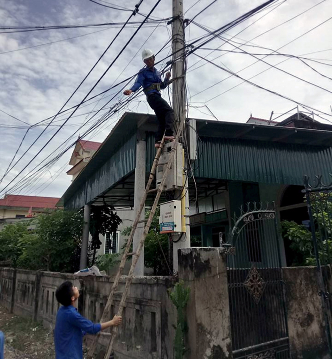 Lực lượng đoàn viên thanh niên tham gia “Thắp sáng tuyến phố văn minh” tại phường Bắc Lý (TP. Đồng Hới).