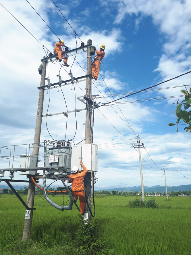 Sữa chữa, nâng cấp công trình điện trên địa bàn huyện Quảng Ninh.