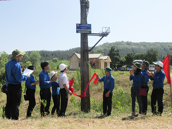 Gắn biển công trình “Thắp sáng đường quê” tại thôn Quảng Hóa, xã Hồng Hóa, huyện Minh Hóa.