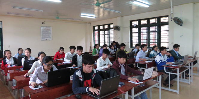 Các thí sinh tỉnh ta tham gia cuộc thi giải Toán, Vật lý qua internet cấp Quốc gia, năm học 2016-2017 do Bộ Giáo dục - Đào tạo tổ chức.