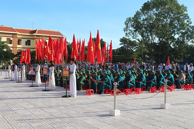 Tuổi trẻ Bố Trạch hăng hái lên đường nhập ngũ.