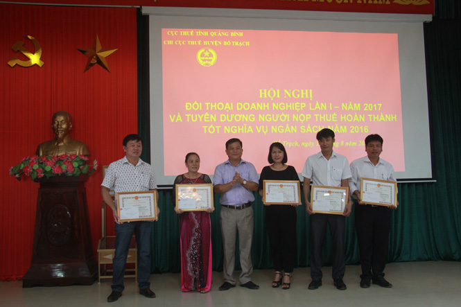 Lãnh đạo chi cục Thuế Bố Trạch khen thưởng các tập thể, cá nhân hoàn thành tốt nghĩa vụ ngân sách năm 2016.