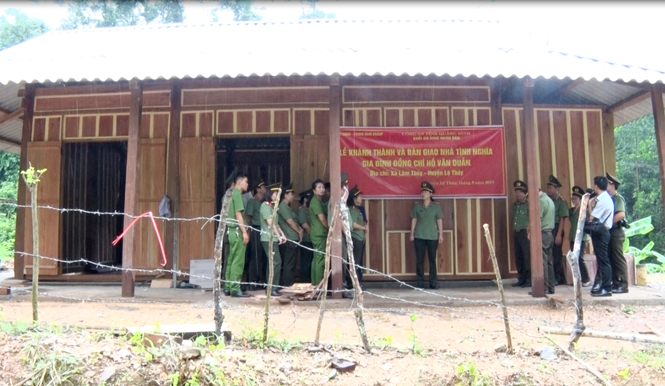 Lễ khánh thành và trao tặng nhà nghĩa tình đồng đội cho đồng chí Hồ Văn Duẫn