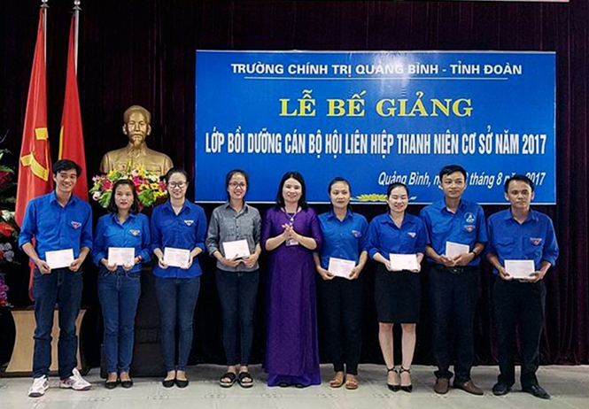 Đại diện lãnh đạo Trường Chính trị tỉnh trao giấy chứng nhận hoàn thành khóa bồi dưỡng cho các học viên.