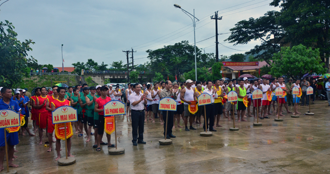 Các đội thuyền đua tham dự giải.