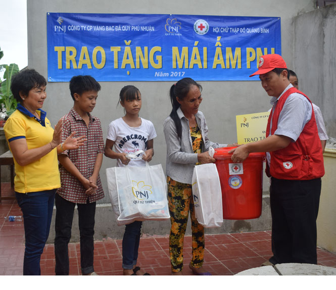  Đại diện Quỹ Từ Thiện PNJ cùng Hội Chữ Thập Đỏ tỉnh bàn giao  Mái Ấm PNJ cho gia đình ông Đinh Xuân Phùng, ở thôn Hợp Hoà, xã Quảng Hòa (Ba Đồn).