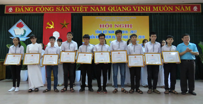 Cùng với Bằng khen của UBND tỉnh, Sở GD-ĐT đã trao thưởng cho 36 em học sinh đạt giải tại kỳ thi chọn học sinh giỏi Quốc gia lớp 12 năm học 2016-2017 (trong đó giải Nhất 5 triệu đồng, giải Nhì 3 triệu đồng, giải Ba 2 triệu đồng và giải Khuyến khích 1 triệu đồng).