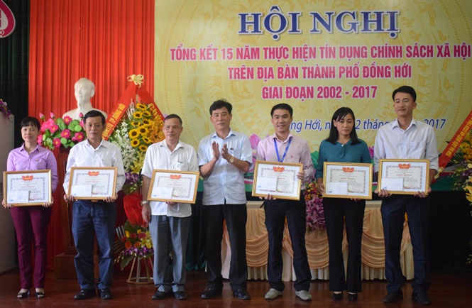 Đại diện lãnh đạo TP. Đồng Hới khen thưởng cho các tập thể có thành tích xuất sắc trong 15 năm thực hiện Nghị định 78 của Chính phủ.