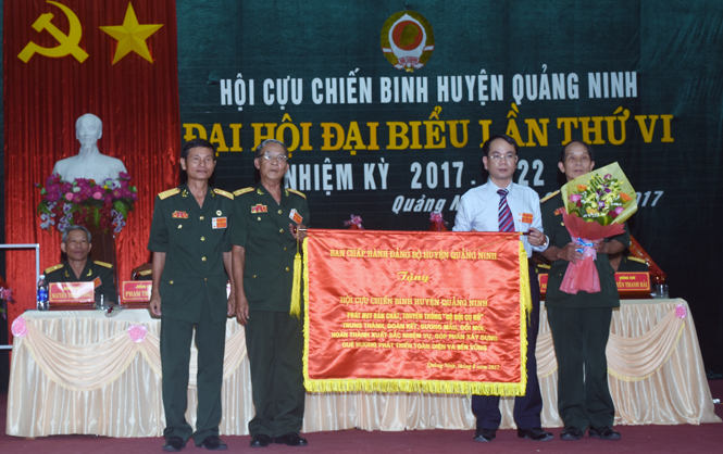  Đồng chí Phan Mạnh Hùng, Tỉnh ủy viên, Bí thư Huyện ủy Quảng Ninh trao bức trướng của Ban Chấp hành Đảng bộ huyện tặng đại hội 