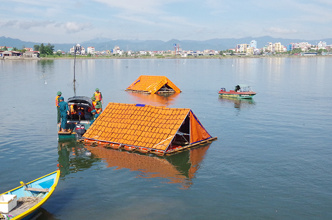 Thực binh cứu hộ, cứu nạn trên sông.