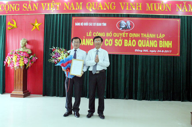  Đồng chí Hoàng Minh Tiến, Tỉnh ủy viên, Bí thư Đảng ủy Khối các quan tỉnh trao Quyết định thành lập Đảng bộ cơ sở cho đồng chí Hoàng Hữu Thái, Tổng Biên tập Báo Quảng Bình, Bí thư Đảng bộ cơ sở Báo Quảng Bình