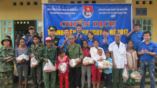 uổi trẻ các đơn vị tặng quà cho các hộ gia đình và trẻ em có hoàn cảnh khó khăn.