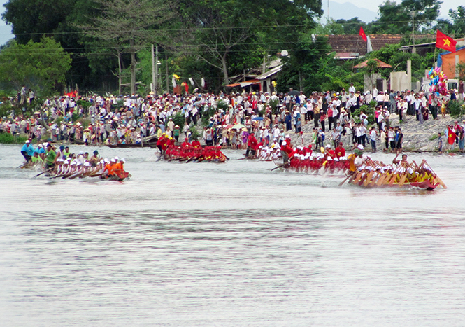  Đua thuyền trên sông Kiến Giang. Ảnh: T.H