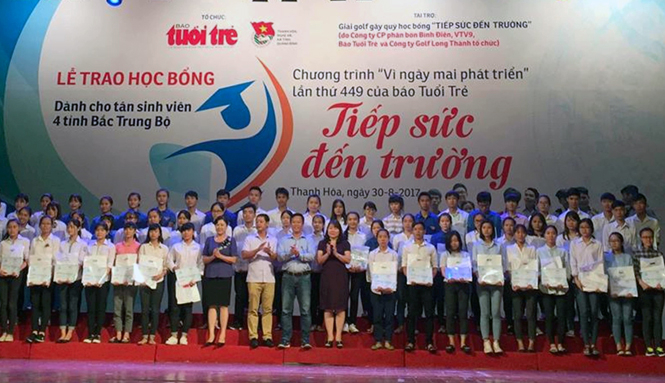 Ban tổ chức trao học bổng cho các tân sinh viên Quảng Bình, Hà Tĩnh, Nghệ An và Thanh Hóa tại chương trình “Vì ngày mai phát triển”.