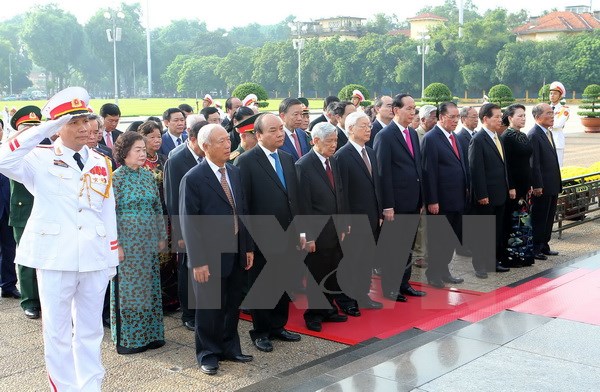 Đoàn đại biểu lãnh đạo Đảng, Nhà nước, Mặt trận Tổ quốc Việt Nam do Tổng Bí thư Nguyễn Phú Trọng dẫn đầu đặt hoa và vào Lăng viếng Chủ tịch Hồ Chí Minh. (Ảnh: Doãn Tấn/TTXVN)