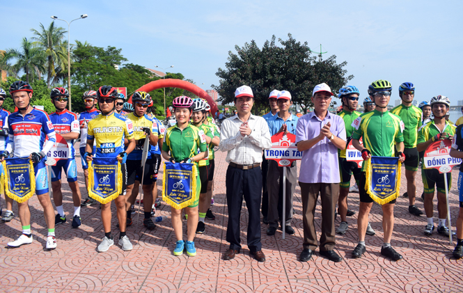 Đại diện lãnh đạo TP. Đồng Hới trao cờ lưu niệm cho các đội tham gia giải đua xe đạp Đại hội TDTT thành phố lần thứ VIII năm 2017