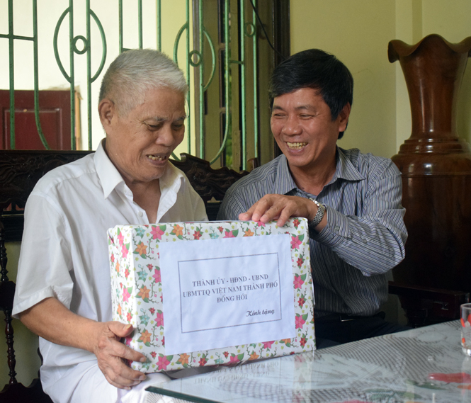  Đồng chí Lê Văn Phúc, UVTV Tỉnh ủy, Bí thư Thành ủy Đồng Hới thăm gia đình ông Hà Huy Đức, ở tổ dân phố 1 Mỹ Cương là cán bộ tiền khởi nghĩa.