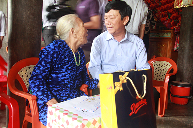 Lãnh đạo huyện Bố Trạch thăm gia đình chính sách nhân các ngày lễ lớn.