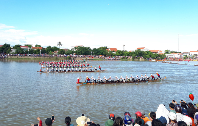 Khoảnh khắc buông phao của các đò đua nữ.