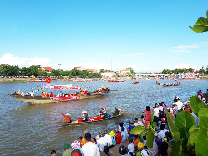 Dòng Kiến Giang “dậy sóng” trong ngày Tết Độc lập.