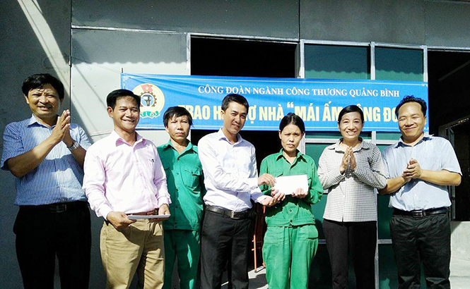  Công đoàn ngành Công thương trao hỗ trợ nhà “Mái ấm Công đoàn” cho người lao động.