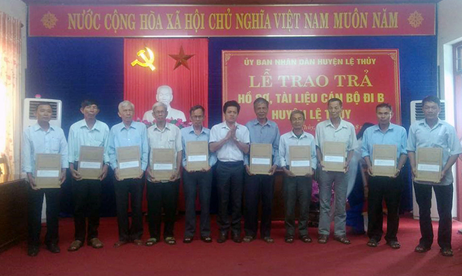 Đại diện lãnh đạo huyện Lệ Thủy trao trả hồ sơ, tài liệu cho 40 cán bộ đi B trên địa bàn.