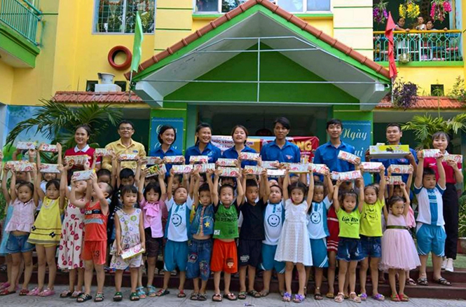 Đoàn phường Hải Thành (TP. Đồng Hới) trao quà cho các em học sinh có hoàn cảnh khó khăn trên địa bàn.