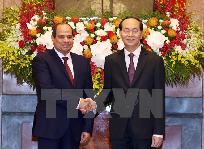 Chủ tịch nước Trần Đại Quang đón Tổng thống Abdel Fattah el-Sisi. (Ảnh: Nhan Sáng/TTXVN)